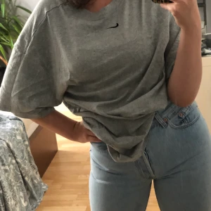 Oversized niketröja/klänning - Denna tröja passar som både oversized t-shirt om man stoppar upp den lite eller som en klänning!! Perfekt ju, nypris 499kr