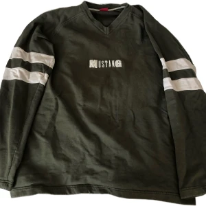 Mustang tröja - En vintage mustang tröja i en mörkgrön färg. Knappast använd och mycket fin gammal tröja som är extremt mysig och snygg. Köparen står för frakt