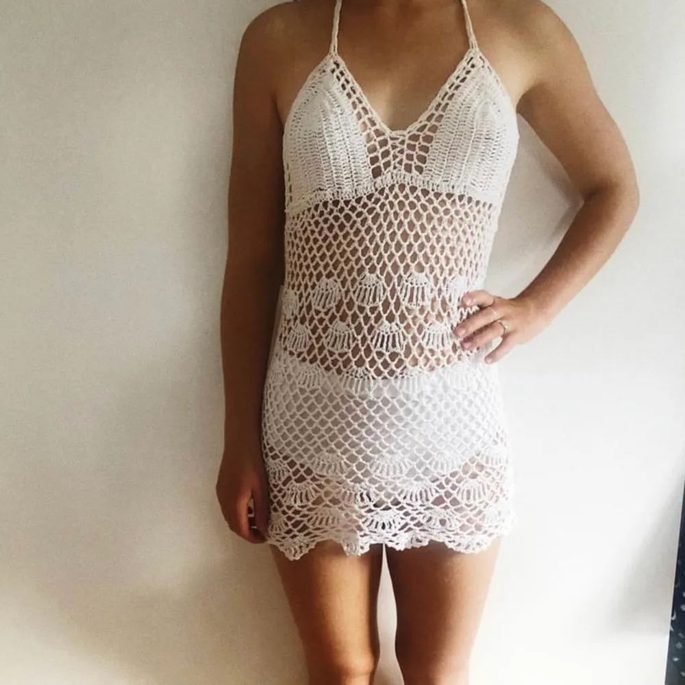 The perfect dress to wear over your bikini in summer/ at festivals! White & handmade in Bali! Great condition, like new! The material is strechy and it has a tie at the neck so the size is flexible.. Klänningar.