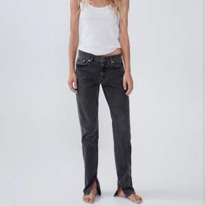 Gråa jeans från Zara med slits på insidan, storlek 36. Använd några gånger men ser ut precis som när de köptes! BUDVIVNING FRAM TILLS SÖNDAG 6/9 KLOCKAN 20.00 I KOMMENTARERNA💘
