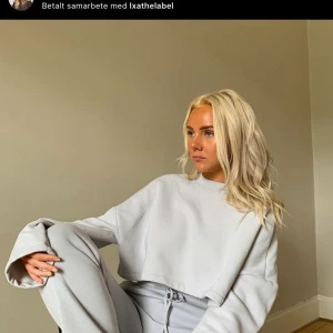 LXA - tog idag beslutet att sälja dessa mjukisbyxor i färgen light grey från Linn Ahlborgs egna klädesmärke. Har endast testat dem. De är supersköna och materialet verkar super! Dessvärre var byxorna inte riktigt min stil och jag hoppas att någon annan kommer ha mer användning av dem än vad jag kommer att ha! Sätter ett startpris på 500kr + frakt 60 (org pris är 599kr)! budgivning pågår så lägg ett bud ifall du är intresserad🥳💜 (ledande bud 720kr, buda med minst 10kr)