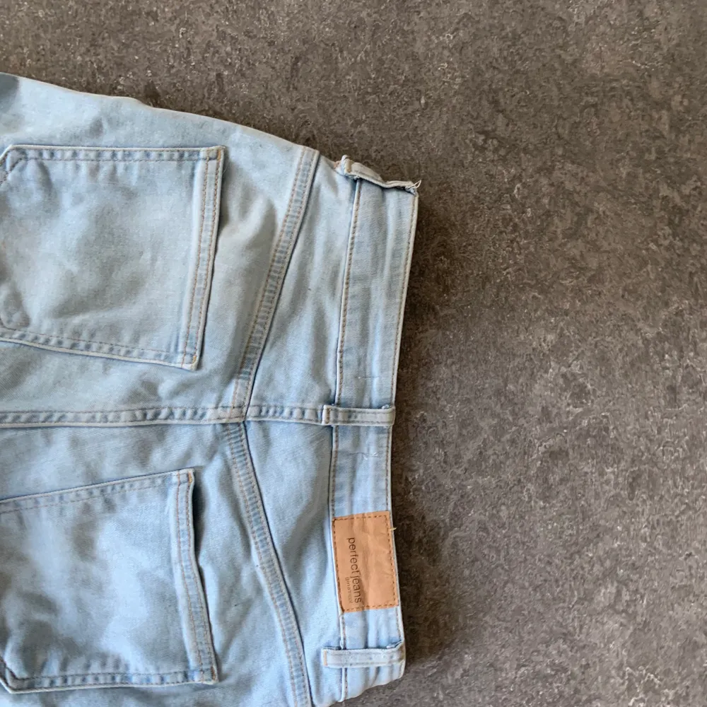 Säljer dessa fina jeans från Gina som ja vuxit ur tyvärr💕. Jeans & Byxor.
