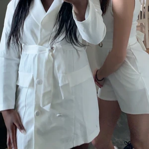 Blazer klänning  - En blazer klänning i storlek M. Använd 1 gång & köpt från Boohoo. Skriv i pm för fler bilder på den 🥰