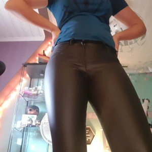 Tighta "skinn" byxor - Coola byxor i ett lite plastigt material. Som en blandning av skinn och latex typ😂 De är faktiskt rätt sköna. Storlek S