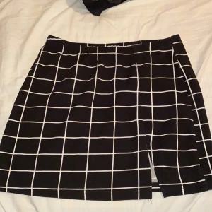 Rutig kjol  - En söt rutig kjol från SHEIN, liten i storleken 