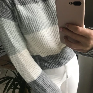 Stickad tröja  - Säljer denna stickade tröjan från nakd 💕