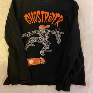 Långärmad tshirt primark 134 - Cool långärmad tshirt från Primark i stl 134. Använt men fint skick!