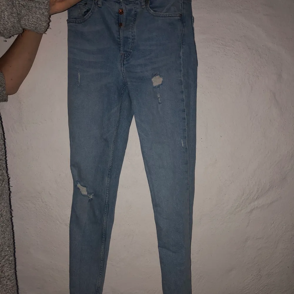 Säljer dessa jeans pga ingen användning! Dom passar & sitter jättebra & är i bra skick. Byxorna är i storlek 28 & passar om man e 1,60. Frakt ingår!. Jeans & Byxor.