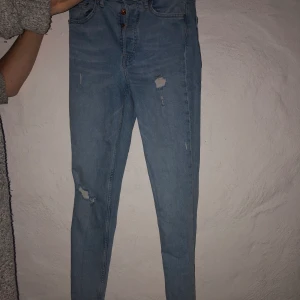 Jeans, Dr Denim blåa - Säljer dessa jeans pga ingen användning! Dom passar & sitter jättebra & är i bra skick. Byxorna är i storlek 28 & passar om man e 1,60. Frakt ingår!