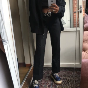 SNYGGASTE BYXORNA - Dessa föööör snygga byxor som sitter som en smäck!!!men behöver verkligen pengarna så säljer dessa<3333