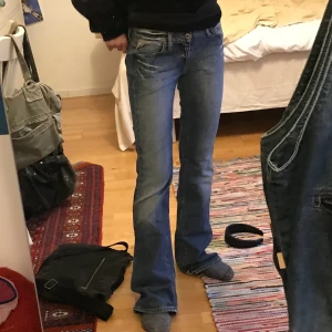 Replay jeans - Säljer dessa superfina replay jeansen. Jättefina fickor med blomdetaljer! Passar S, jag är 160 lång. Möts upp annars står köparen för frakt 