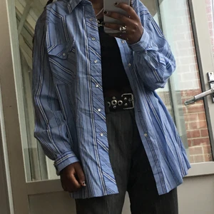 Skjorta från Wrangler🦋💙 - Denna randiga skjorta från Wrangler🦋🦋🦋🦋supercoola men har redan en liknande så säljer denna<3 aldrig använd så den är i toppskick!