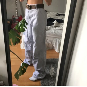 Lila Carhart jeans!  - Säljer dessa ljuslila carhart jeans som jag köpt second hand, men använt 2 gånger och de är i princip nya! Storleken står tyvär inte, men jag skulle tippa på M/L. Jag är en storlek S och 165 cm lång, på mig är de långa i benen och stora i midjan, men funkar med skärp som ni ser på 1a bilden! 