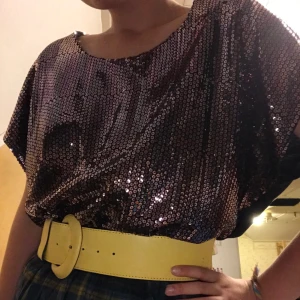 Top/blus från XLNT strl XL - Svartgrå Blus med paljetter på framsidan (svart på baksidan) stor storlek (48/50/XL) men passar till L och M också, aldrig använd 🖤 (frakt ingår ej)