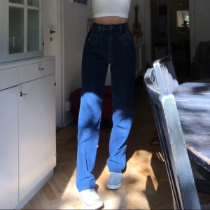 Mörkblå jeans  - Mörkblå vintage Rocky Mountain jeans. Jätte bra passform. Väldigt sköna för att vara jeans. Buda!🥰