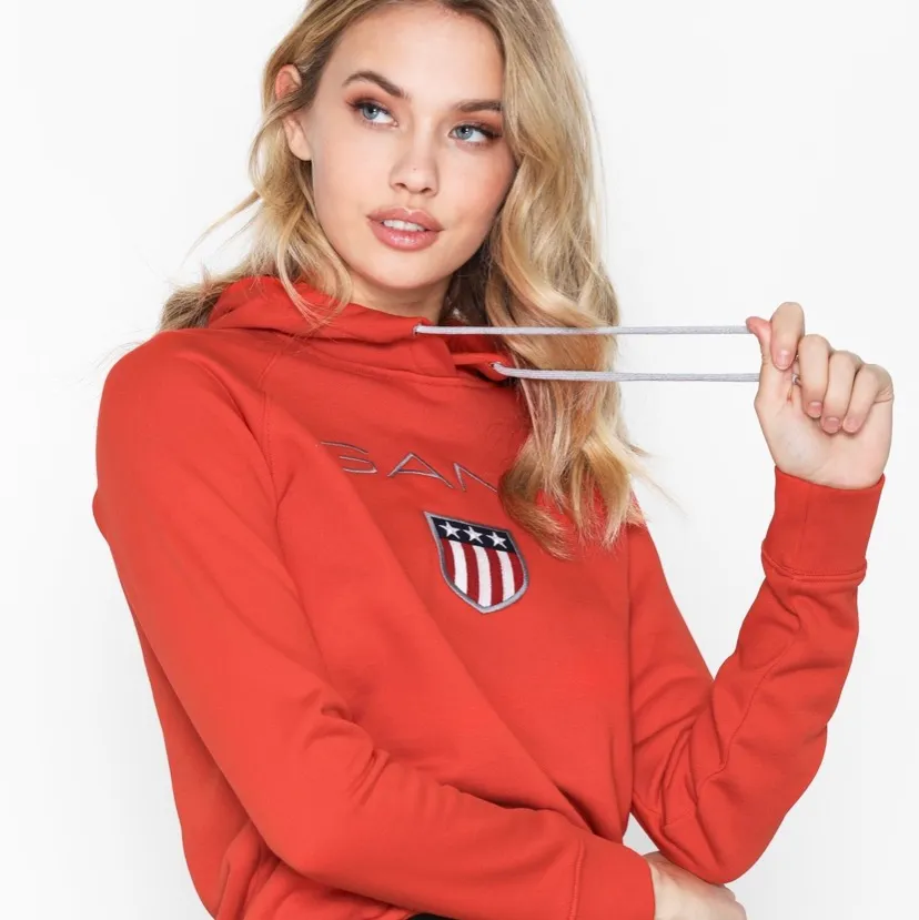 En röd hoodie från gant! Knappt använd så den är i väldigt bra skick😊 nypris 1099kr (på nelly). Säljer den för 250kr +frakt😙. Färgen är ungefär som på bild 1. Tröjor & Koftor.