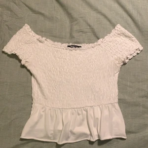 Gullig off-shouldertop - Vit off-shouldertop från Gina tricot i storlek S! Jättefin, men används nästan aldrig längre! 💙