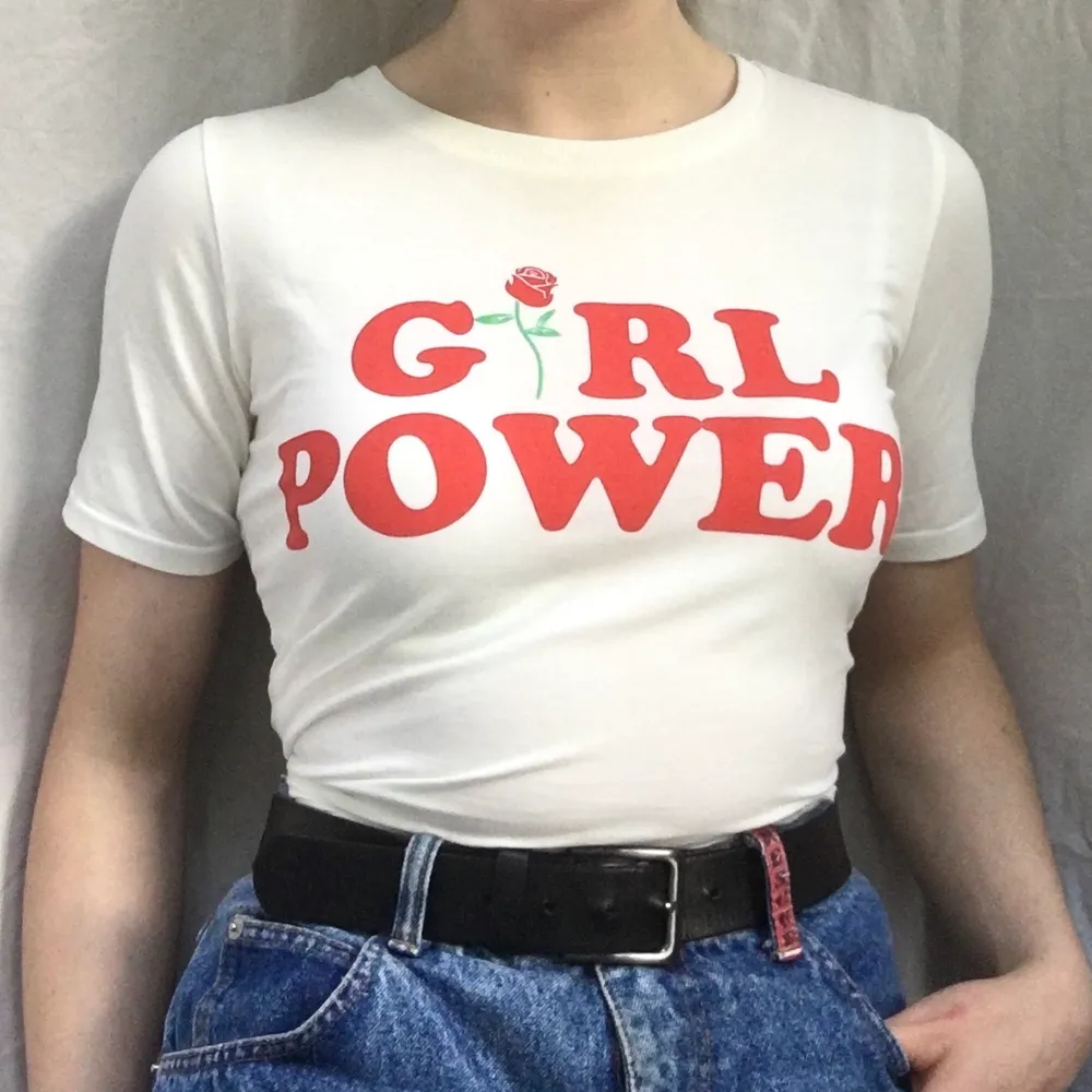 Superfin t-shirt med tryck ”Girl Power”, köpt online men knappt använd. Bekvämt och stretchigt tyg. Frakt ingår i priset! 🌹. Toppar.