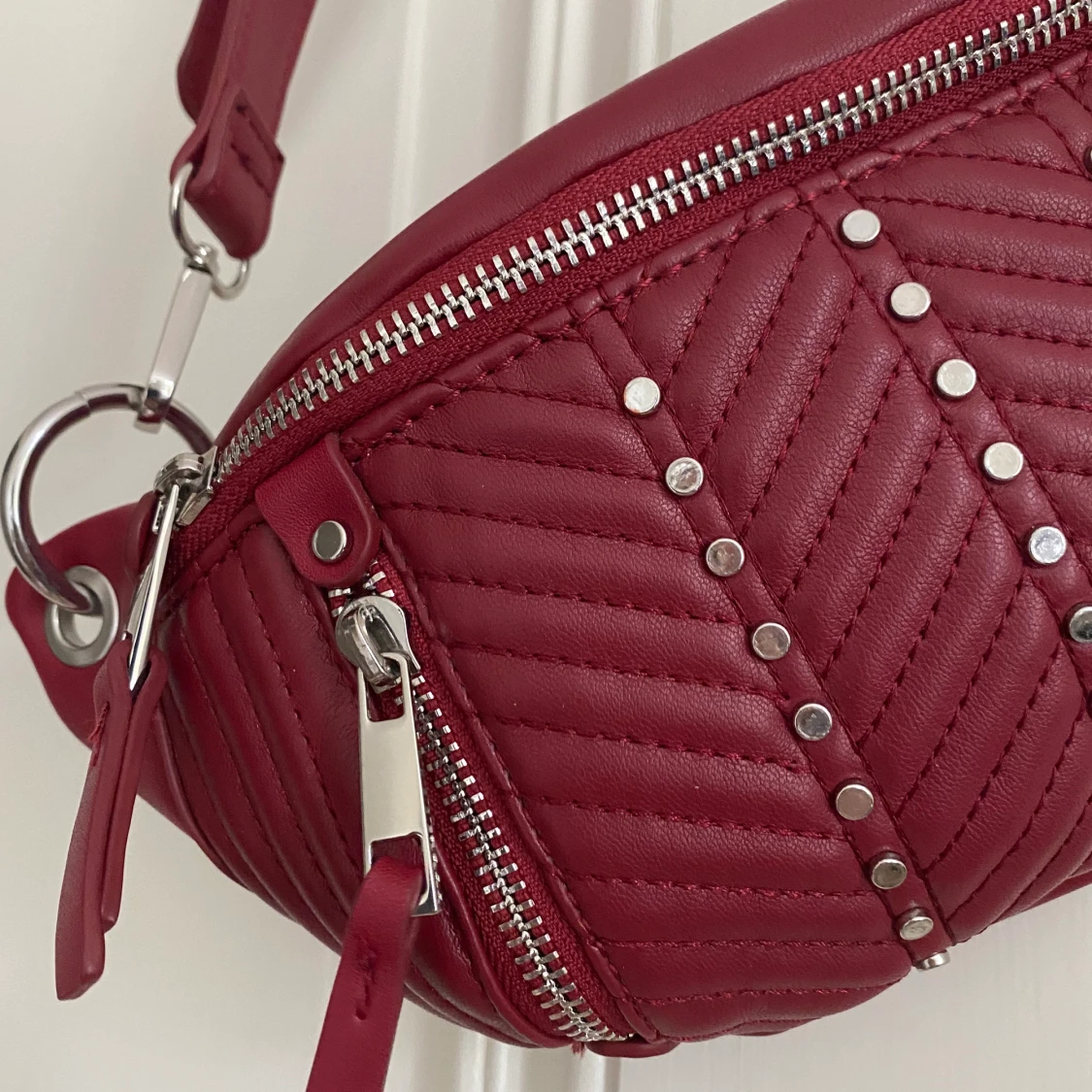 Röd sidoväska från Zara