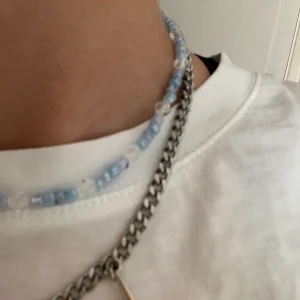 Trendigt halsband - Ett trendigt pärlhalsband 💙 Halsbandet är elastiskt så det passar alla!  På halsbandet finns även ett lås så det blir enkelt att ta av och på! 💙 frakt ingår alltid i våra köp och priset kan diskuteras