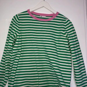 Randig tröja - Randig tröja från Cubus! Så fina färger och skitsnygg till ljusa jeans!!! 120kr + frakt💘 pris kan som vanligt diskuteras 💕