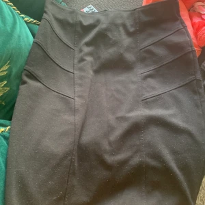 Kjol - Säljer denna super fina kjol från Kappahl, Super skönt matetial. har en guldig drag kedja vid högra höften 💕