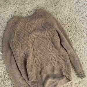 Mysig tröja - Perfekt stickad tröja inför vintern!! Lite större i storleken men super kvalite som alltid håller dig varm. Jättefint skick! 