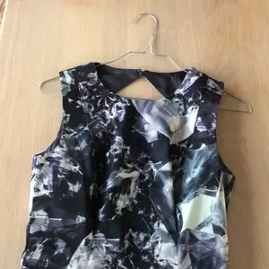 Mönstrad fodralklänning från H&M