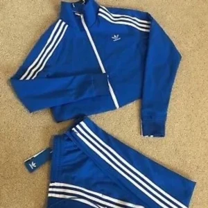 S - Endast använd 1 gång, storlek S! överdelen är en Crop-top variant, byxan är av tight modell med dragkedja på ena sidan (höften) samt dragkedja på vardera ankel. 