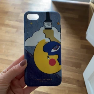 Marc Jacobs skal till iPhone 7 - Jättecoolt skal för iPhone 7 från marcjacobs, jättebra kvalite. Köpt för ca ett år sedan. 100kr 