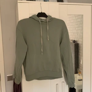 Hoodie NAKD - Ljusgrön hoodie ifrån NAKD i storlek xs! 💚 
