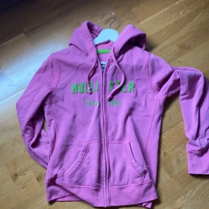 Hollister - Helt vanlig hollister kofta som inte kommer till användning längre och inte gjort på länge, bra skick och inga slitningar :)