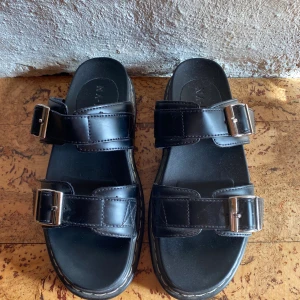 Sandaler/tofflor - Säljer dessa snygga sandaler från NAKD storlek 37 då jag knappt använt de denna sommar, 300kr fraktkostnaden är inte inräknad 🥰