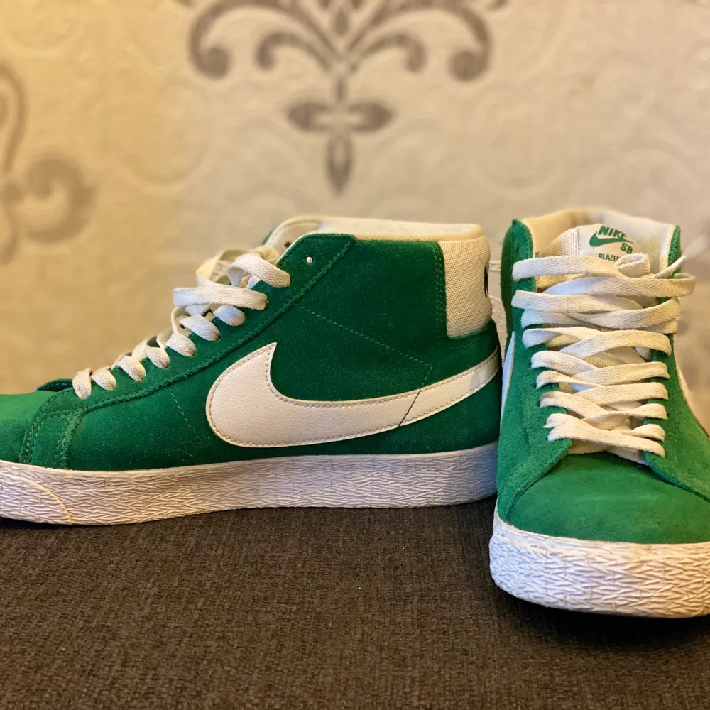 Gröna Nike basket modell sneakers. Använda men i väldigt fint skick. Köpare står för frakten.. Skor.