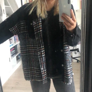 Jacka  - Säljer denna såååå fina jeansjackan/stickade jackan ifrån zara. Endast använd ett fåtal gånger så den är i mycket bra skick. Skulle säga att den passar alla storlekar ifrån xs-m beroende på hur man vill att den ska sitta. Jag kan mötas upp eller frakta(79