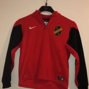 Nike tröja  - Nike tröja i storlek S. Står wasalund på loggan.🥰