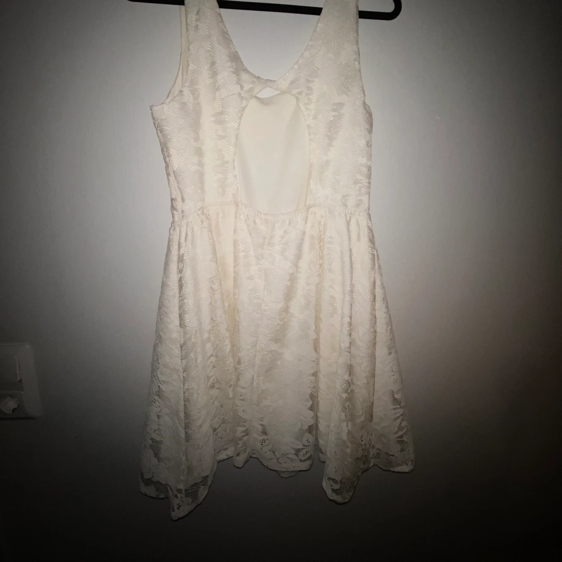 Söt klänning i krämig vit stl 40 - 90