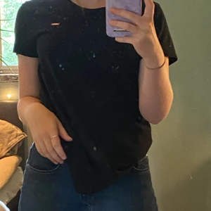 Levis t-shirts  - Jätte söt svart Levis t-shirts! Frakten ligger på 44kr, priset kan diskuteras!