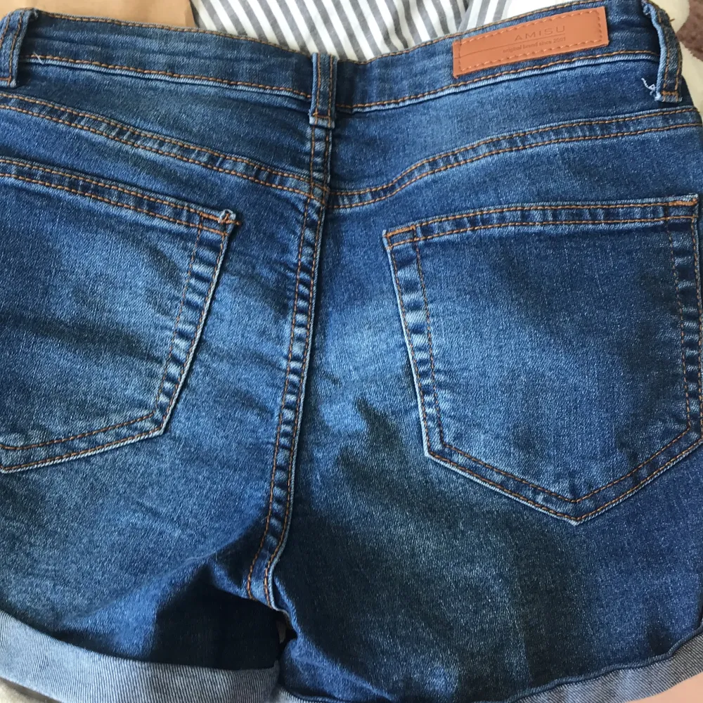 Jeansshorts från New yorker i storlek 34. Köparen står för frakt⚡️. Shorts.