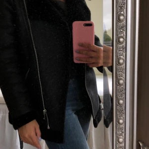 Skinnjacka  - Sitter väldigt bra, bra längd i ärmarna, perfekt som höstjacka och även vinterjacka,svart.