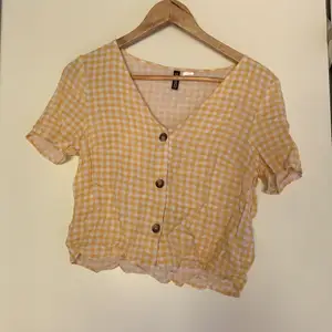 Oanvänd blus/skjorta från hm i storlek 34. Super fin i gul rutigt. Du betalar frakten💕
