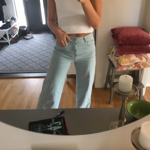 Blåa vida jeans - Ett par blåa jeans köpta på Zara för nått år sedan. Säljer då dem är lite korta för mig som är 179cm💕💕 300kr+frakt 44kr