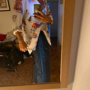  - Jättehäftiga retro adidas byxor med 90 tal känsla. Har använts mycket lite😊