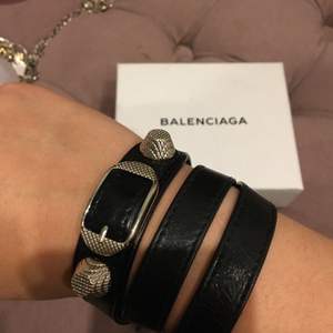 Superfint balenciaga armband i svart med silver detaljer💓