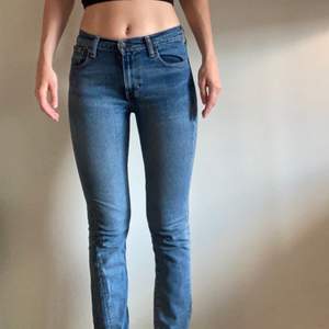 Levis jeans i modellen 505 storlek W26 L32. De är uppsydda i butiken (jag är 177 lång). Väldigt sparsamt använda! Köpta nya i butik för 1100kr. Priset är inklusive frakt 🌞