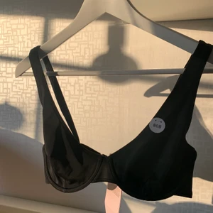 Monki bikini  - Helt ny supersnygg bikini topp från monki. Sålde slut fort! Lappar kvar på plagget! Otrolig men behövde en annan storlek. 