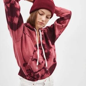 Hoodie  - Batikmönstrad/Tie-Dye hoodie från Bershka. Använd vid ett tillfälle så fortfarande i nyskick. Fraktar eller möts i Stockholm❤️