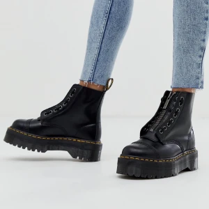 Dr. Martens SINCLAIR - Dr Martens Sinclair. Världens snyggaste skor Köpta på Asos för ett halvår sen. Använda ca 5 gånger. Syns inte på dom att dom är använda. Säljs pga att dom inte kommer till användning. Köpta för 2 200kr. Vid intresse skickar jag självklart fler bilder. Köparen står för frakt. 