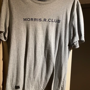 Morris t-shirt  - T-shirt i oanvänt skick 