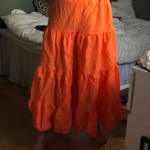 Intressekonflikt på min Orangea långkjol från hm med ”volanger”. 